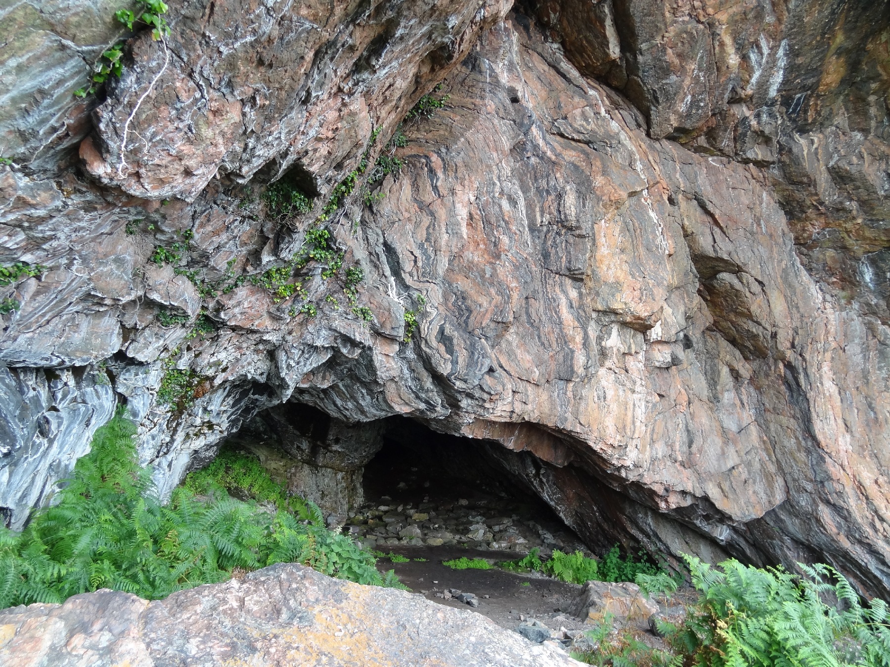 Rona_cave_with_rock_above_1624.jpg